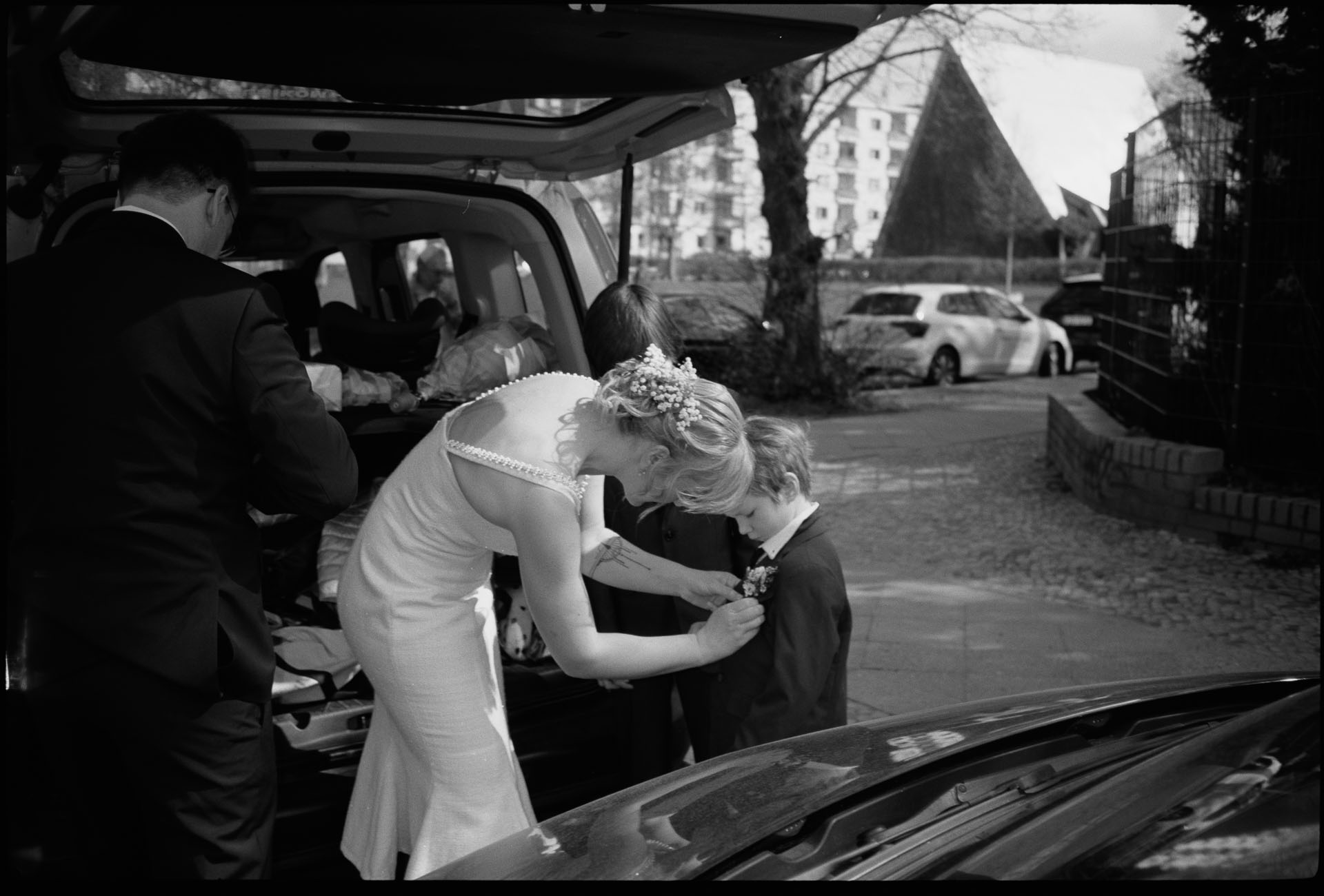 The bride by the car, in black and white, Irena & Peter wedding in Berlin