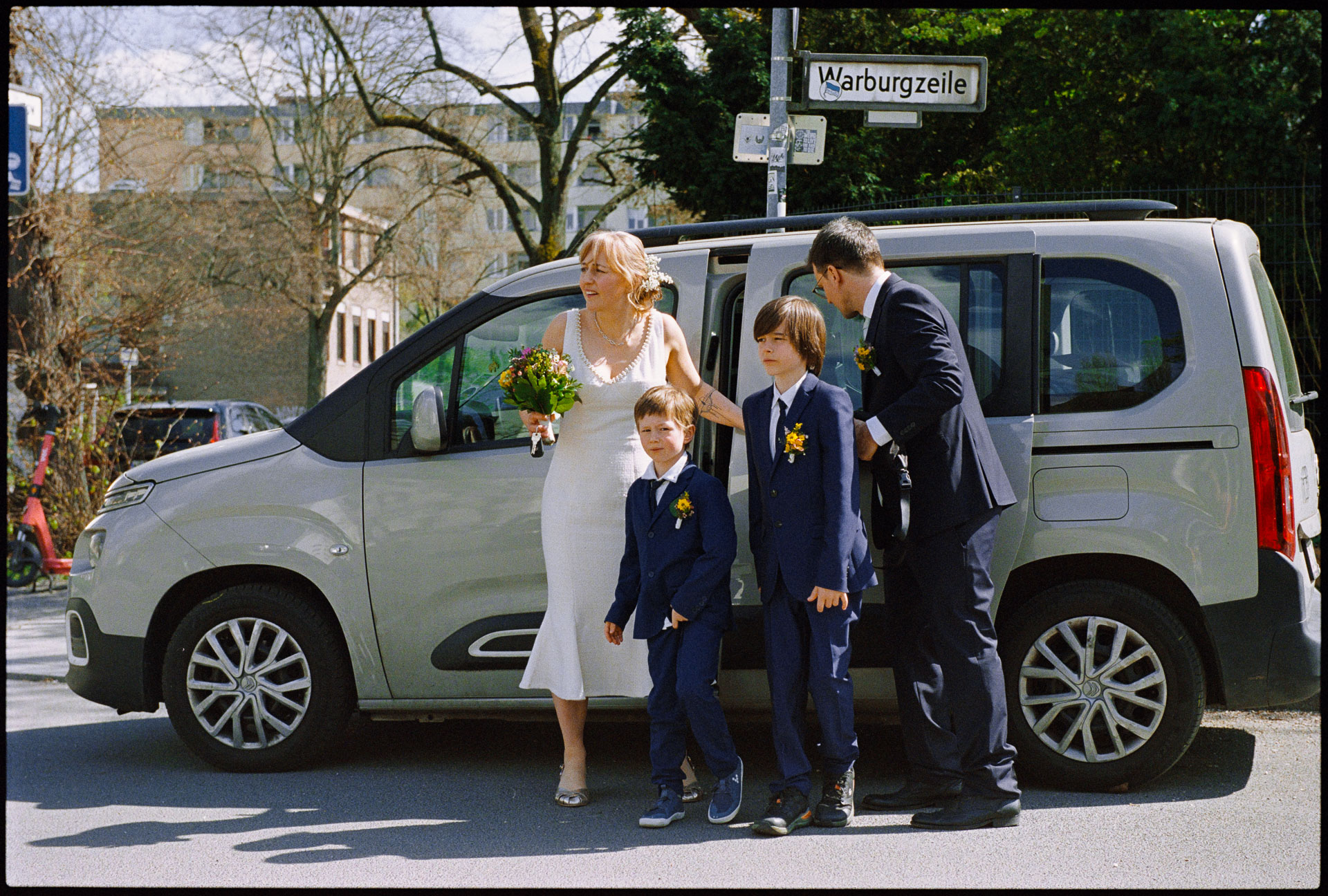 The couple and family by the car, Irena & Peter wedding in Berlin