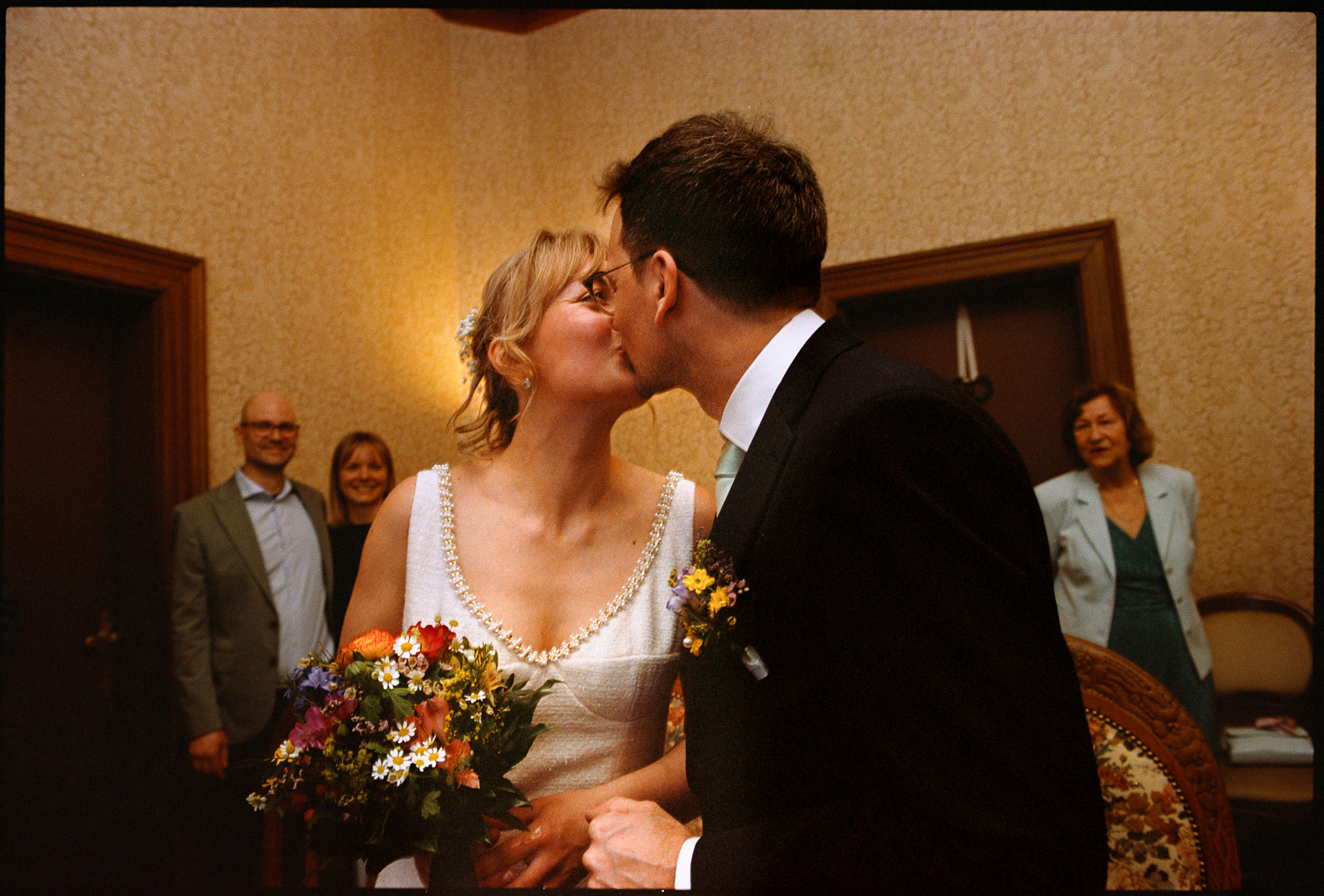 The couple's first kiss at the ceremony, Irena & Peter wedding in Berlin