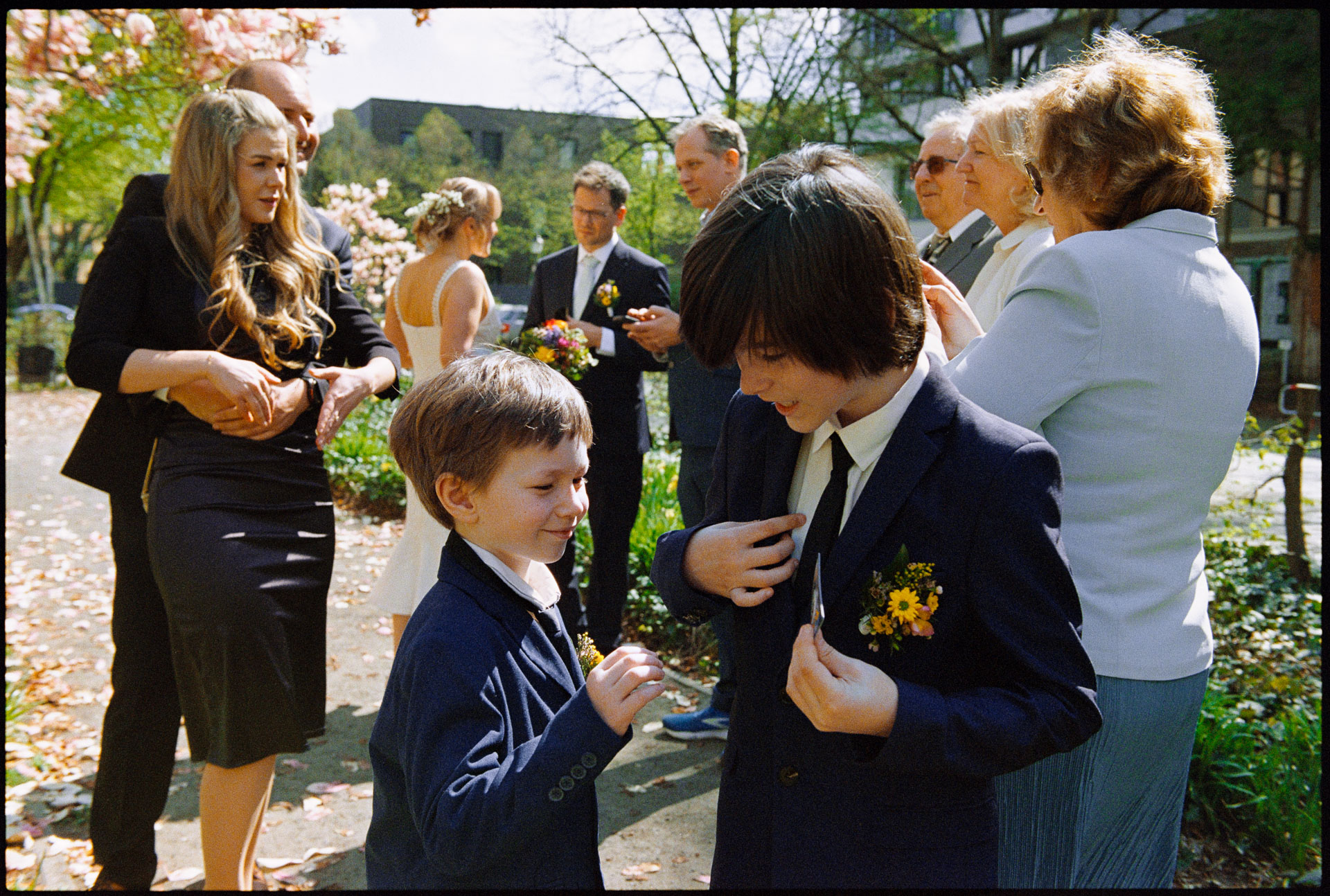 Guests mingling in the garden, Irena & Peter wedding in Berlin
