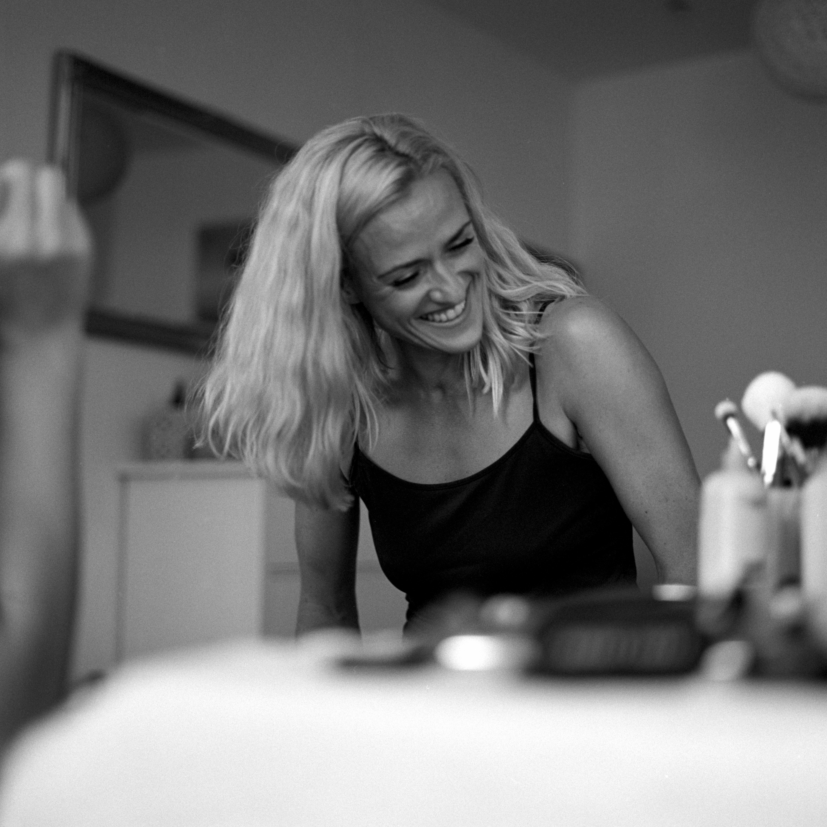 The bride leaning forward during preparations, black and white, Linda & Thomas wedding in Berlin