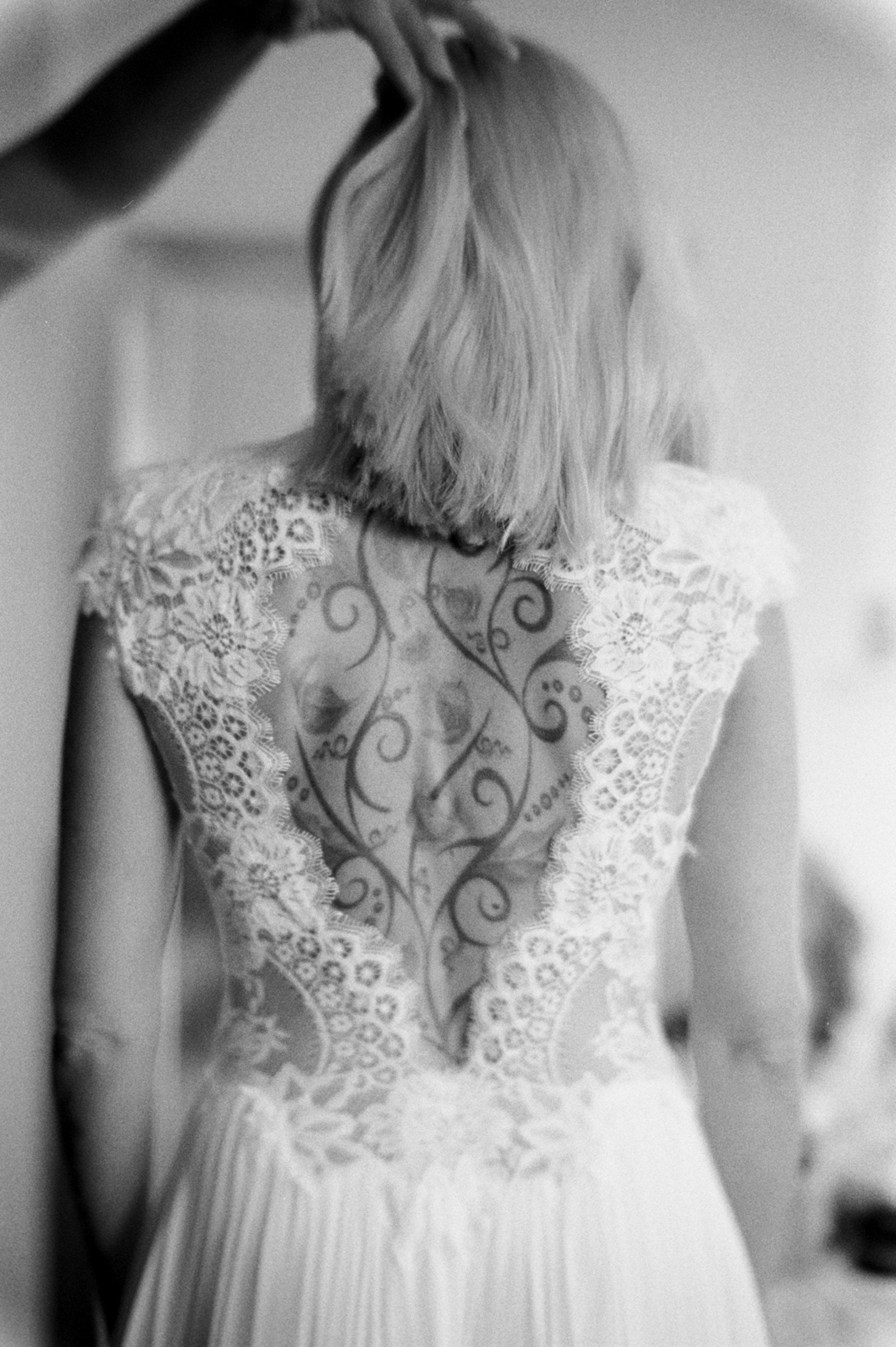 The lace back of the bride's dress, black and white, Linda & Thomas wedding in Berlin