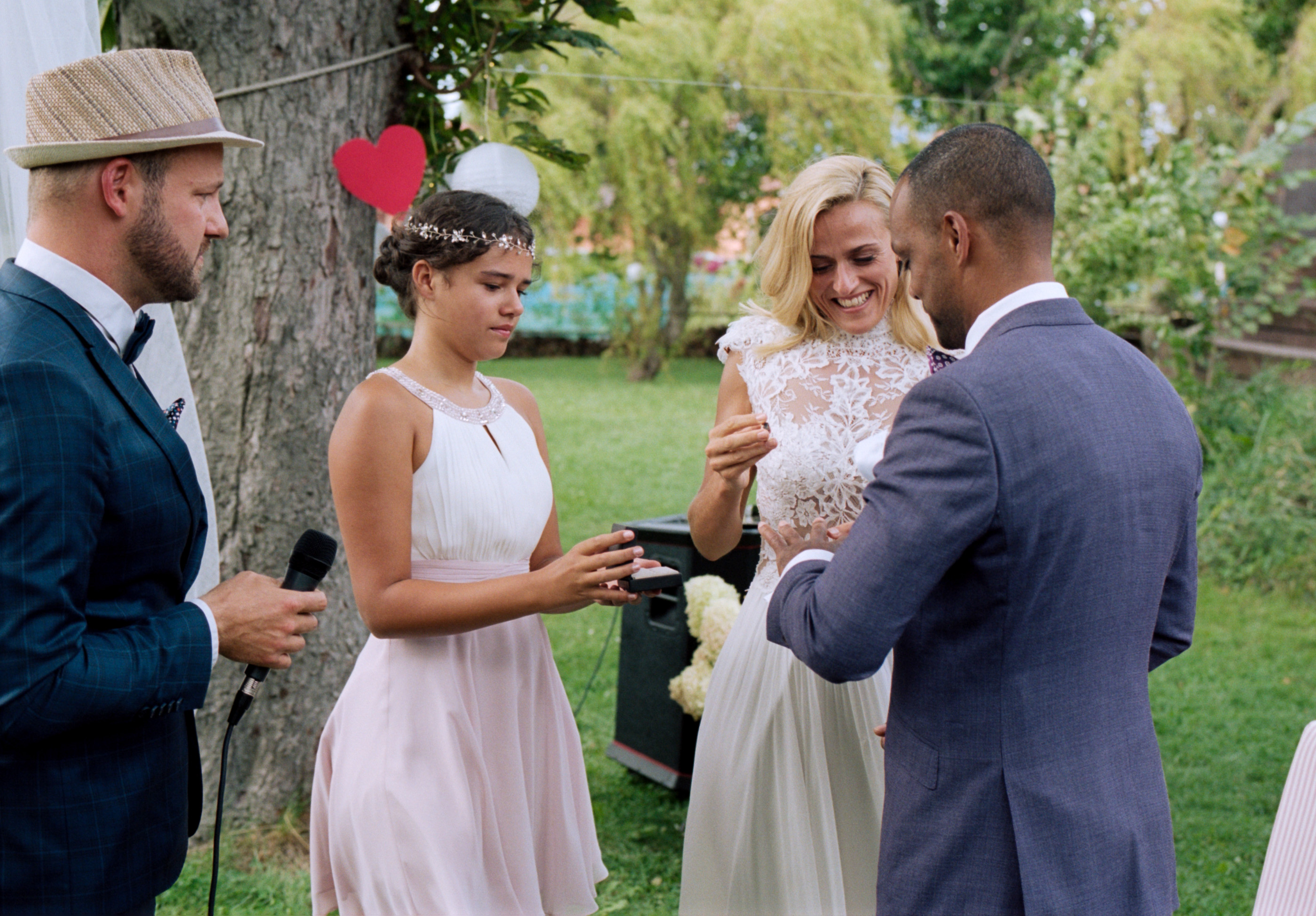 The couple during the ceremony beside a tree with a red heart, Linda & Thomas wedding in Berlin