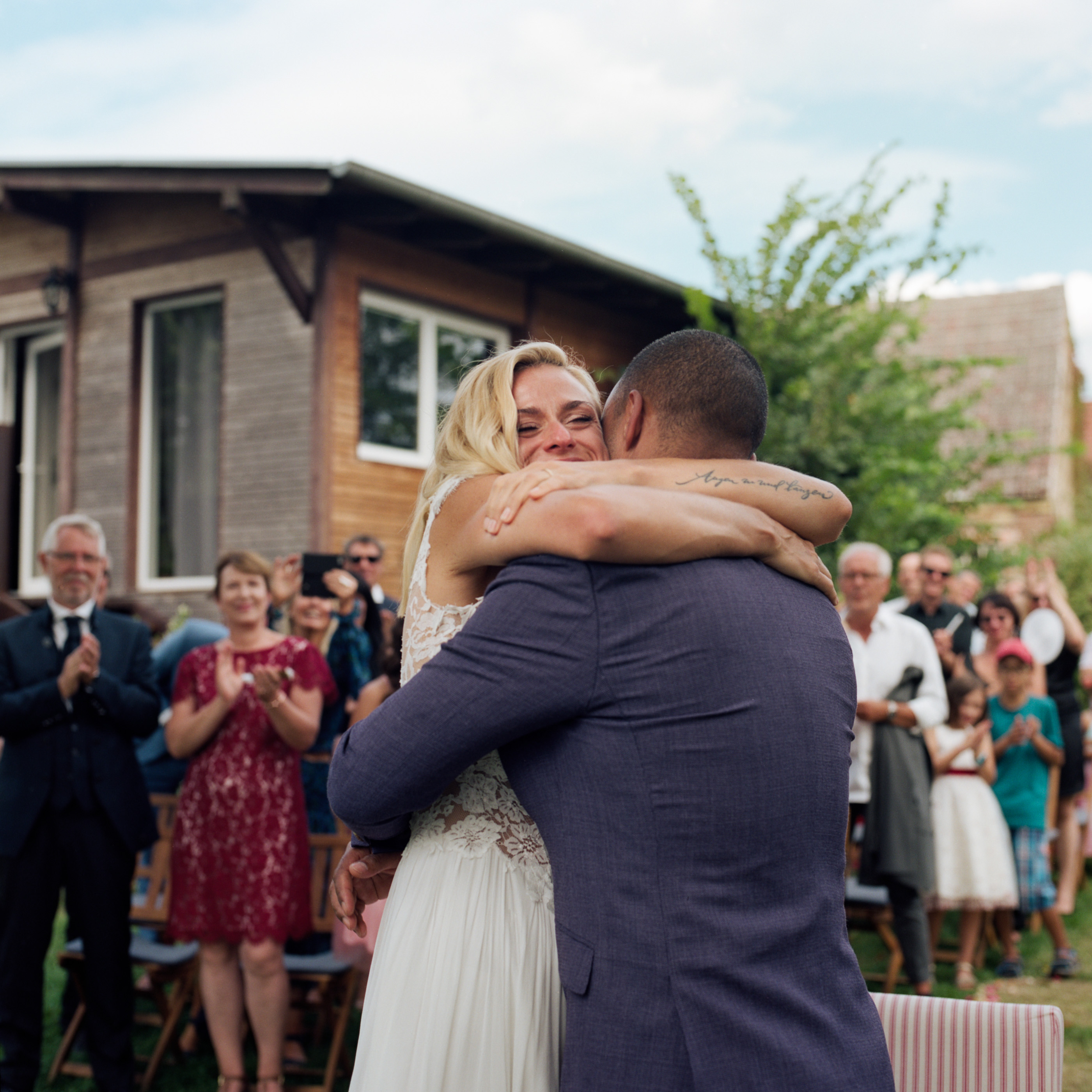 The couple embracing as their guests applaud, Linda & Thomas wedding in Berlin