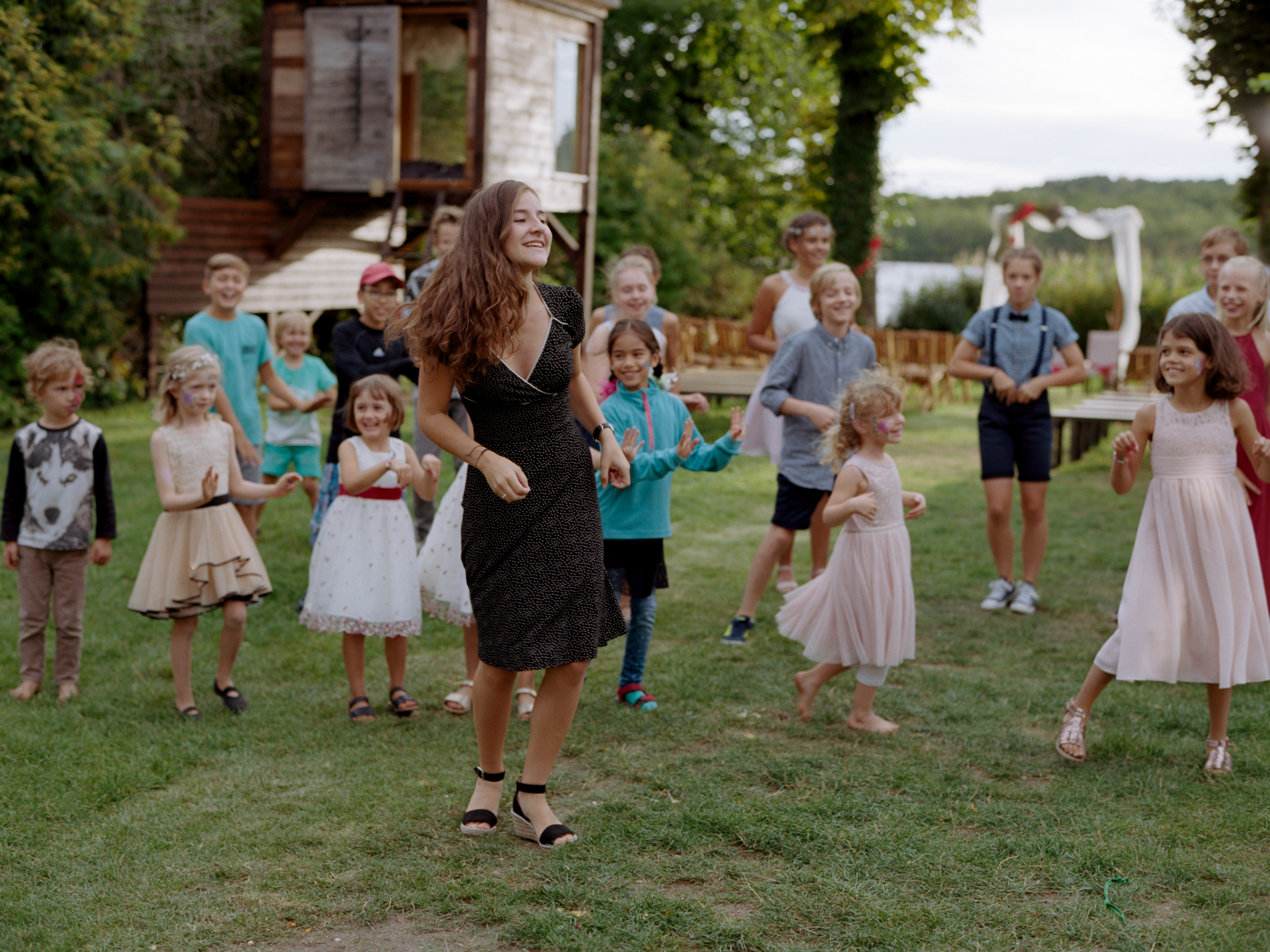 Children playing on the lawn during the celebration, Linda & Thomas wedding in Berlin