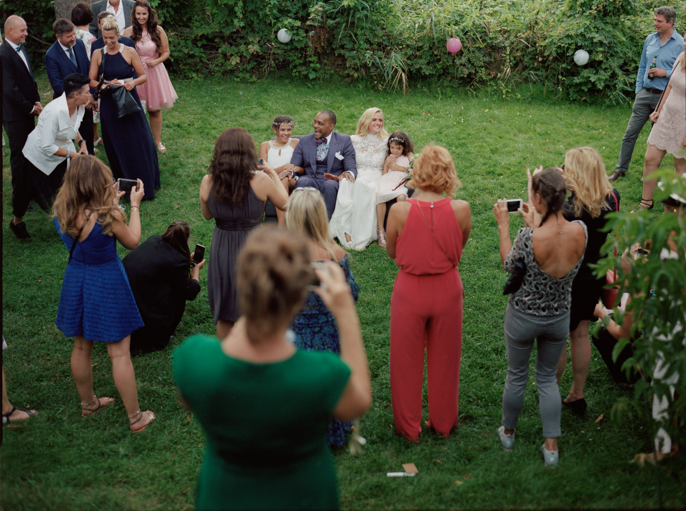 Guests gathered on the lawn during the celebration, Linda & Thomas wedding in Berlin