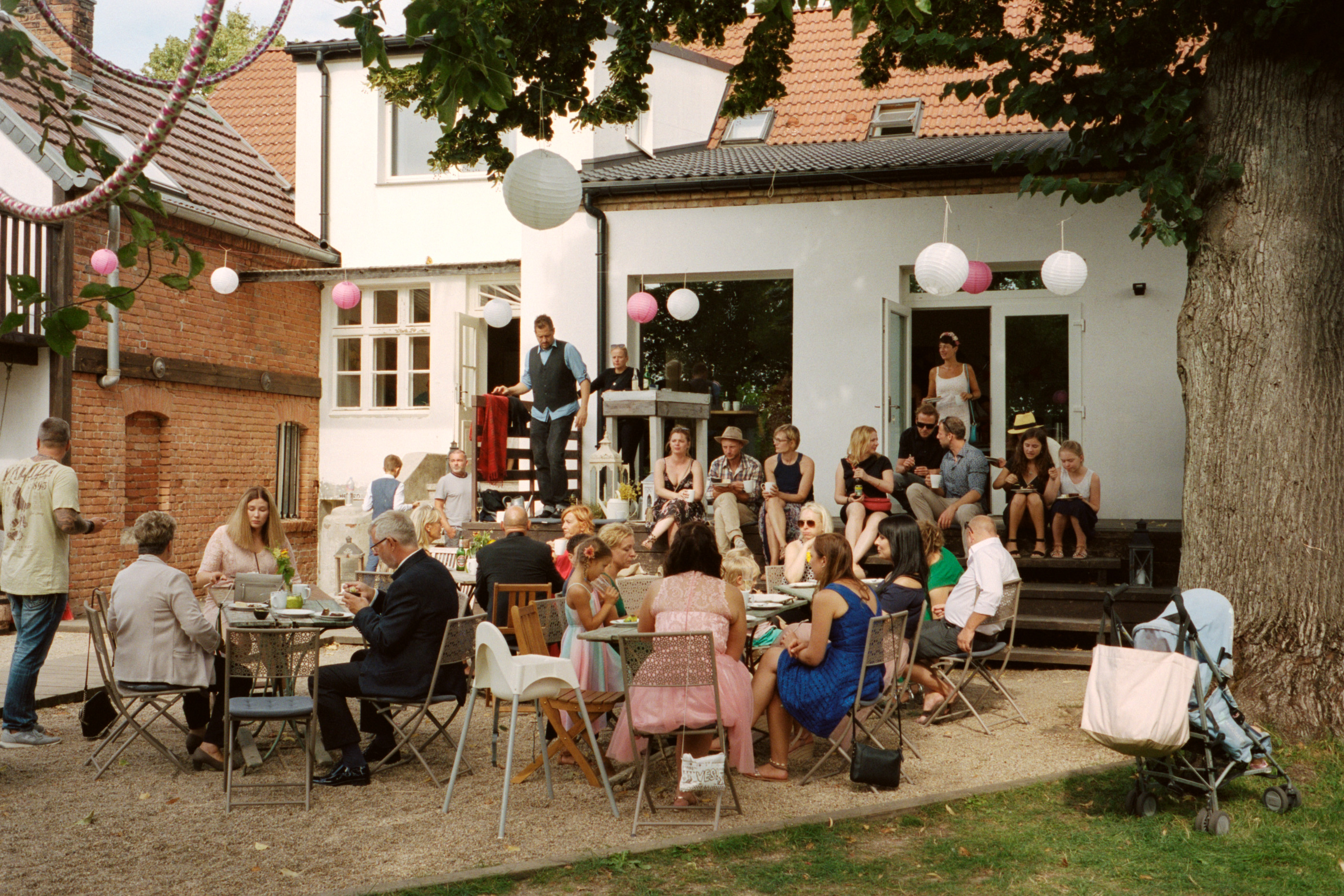 Guests at the outdoor reception outside the brick house, Linda & Thomas wedding in Berlin