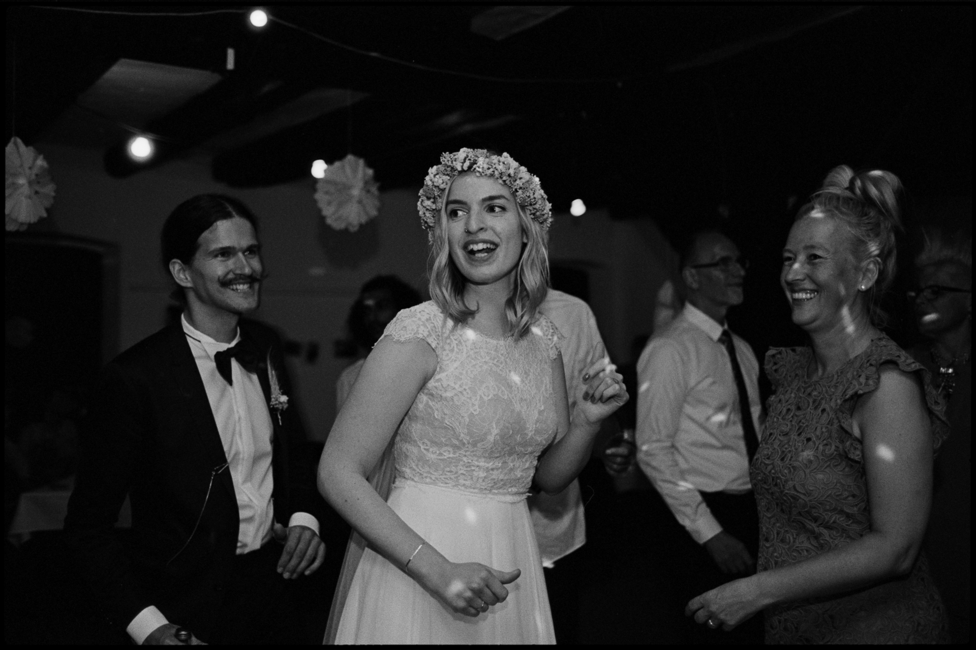 The couple with guests on the dance floor, in black and white, Maike & Daniel wedding in Brandenburg
