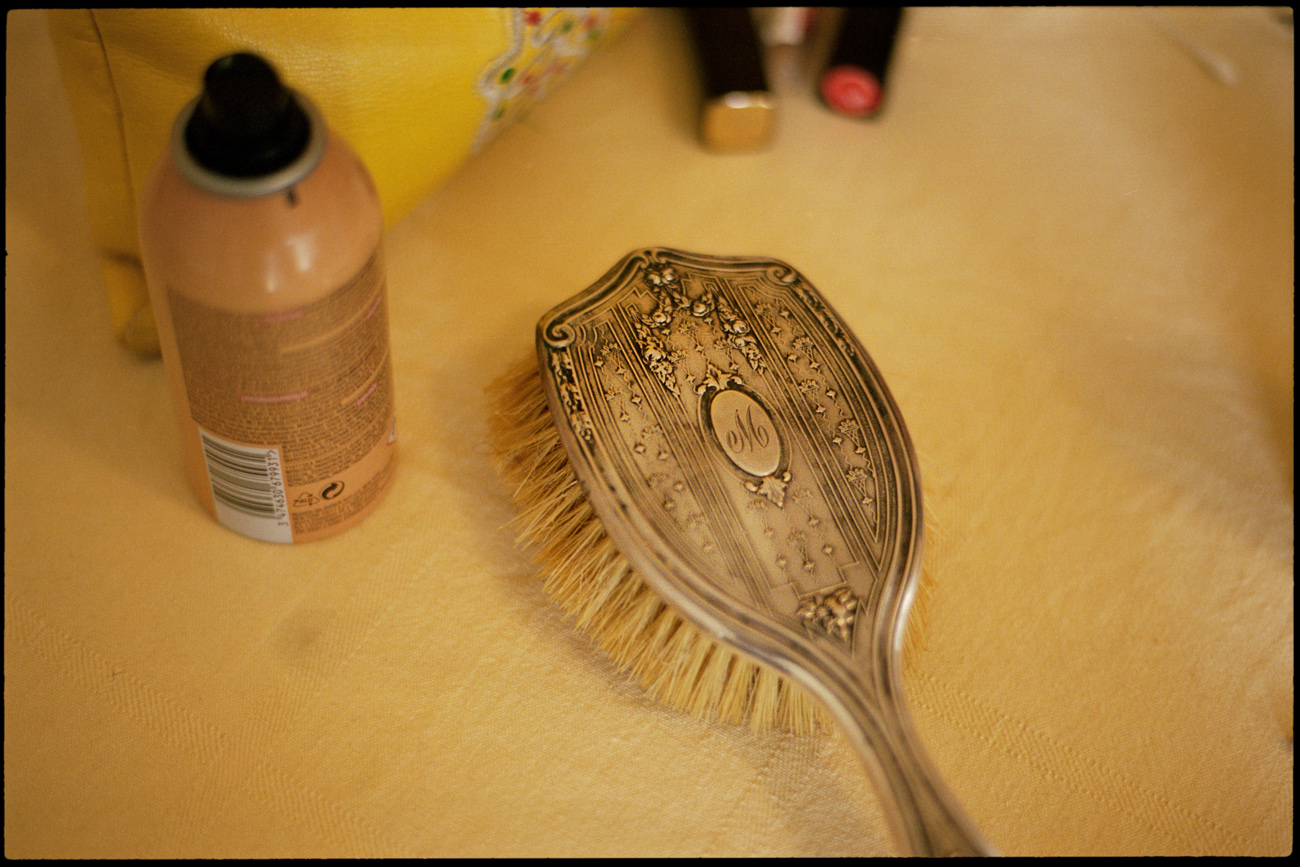 Close-up of an antique hairbrush and styling products, Maike & Daniel wedding in Brandenburg