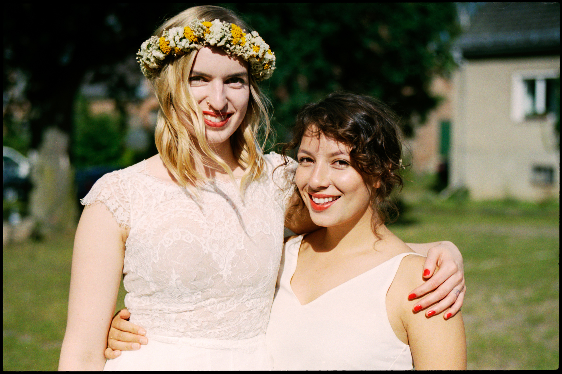 The bride with a guest, arms around each other, Maike & Daniel wedding in Brandenburg