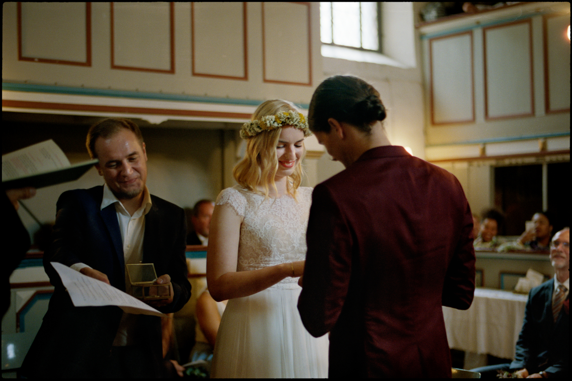 The couple at the ceremony with the officiant, Maike & Daniel wedding in Brandenburg