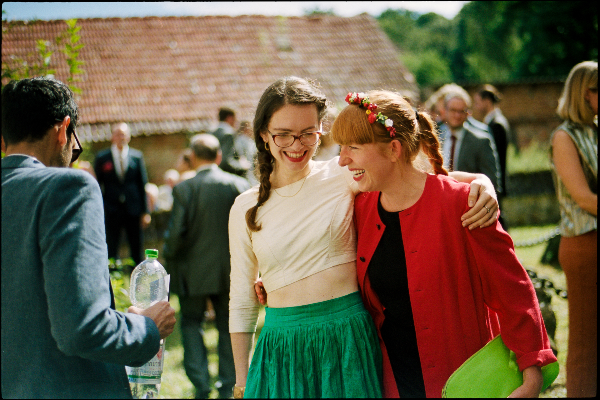 Two guests smiling together outdoors, Maike & Daniel wedding in Brandenburg