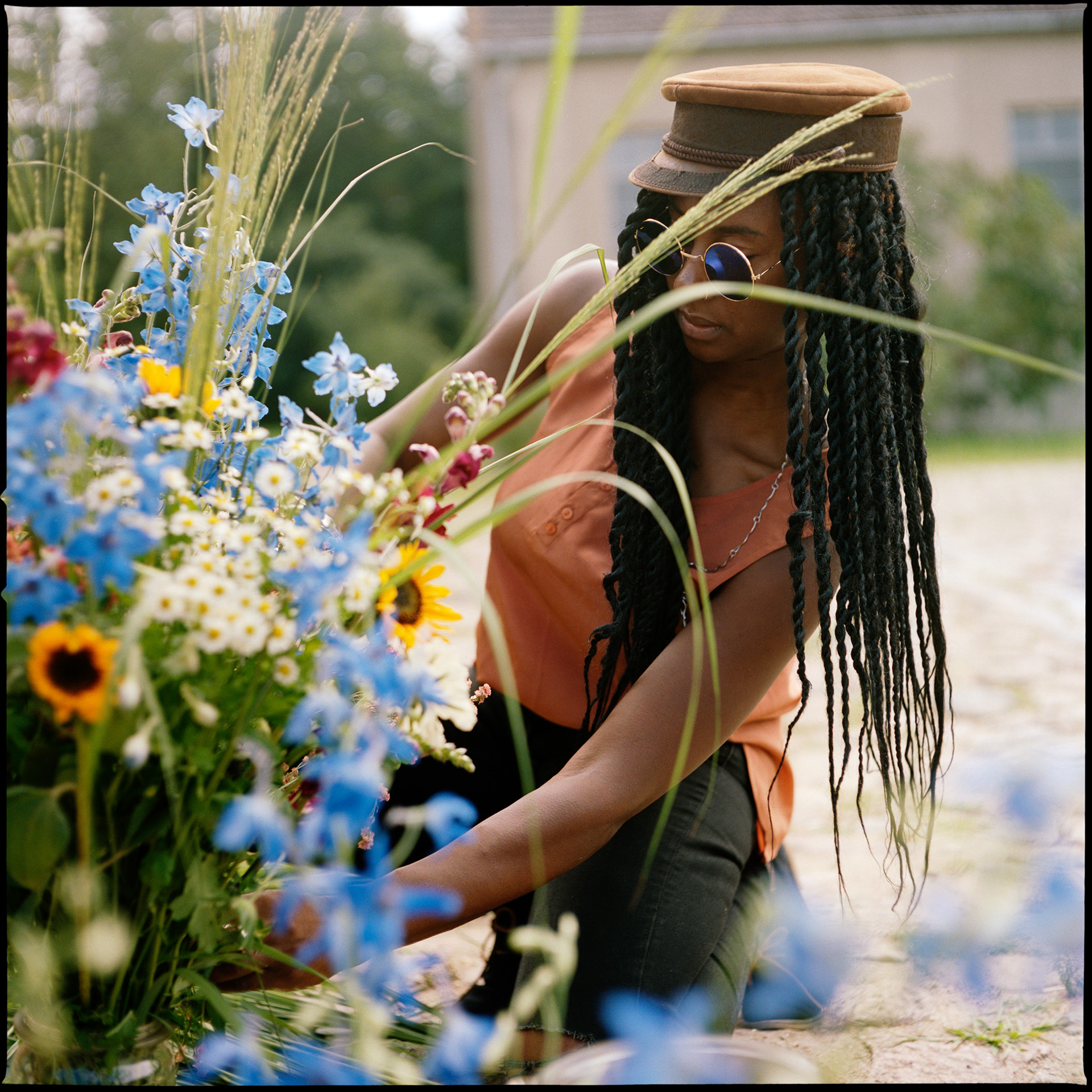 A guest arranging wildflowers, Maike & Daniel wedding in Brandenburg