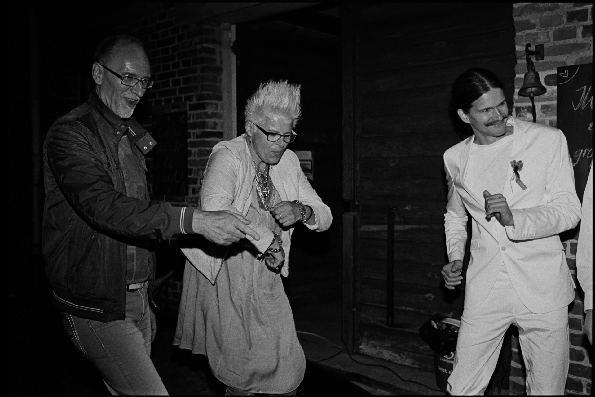 Guests dancing at the party, in black and white, Maike & Daniel wedding in Brandenburg
