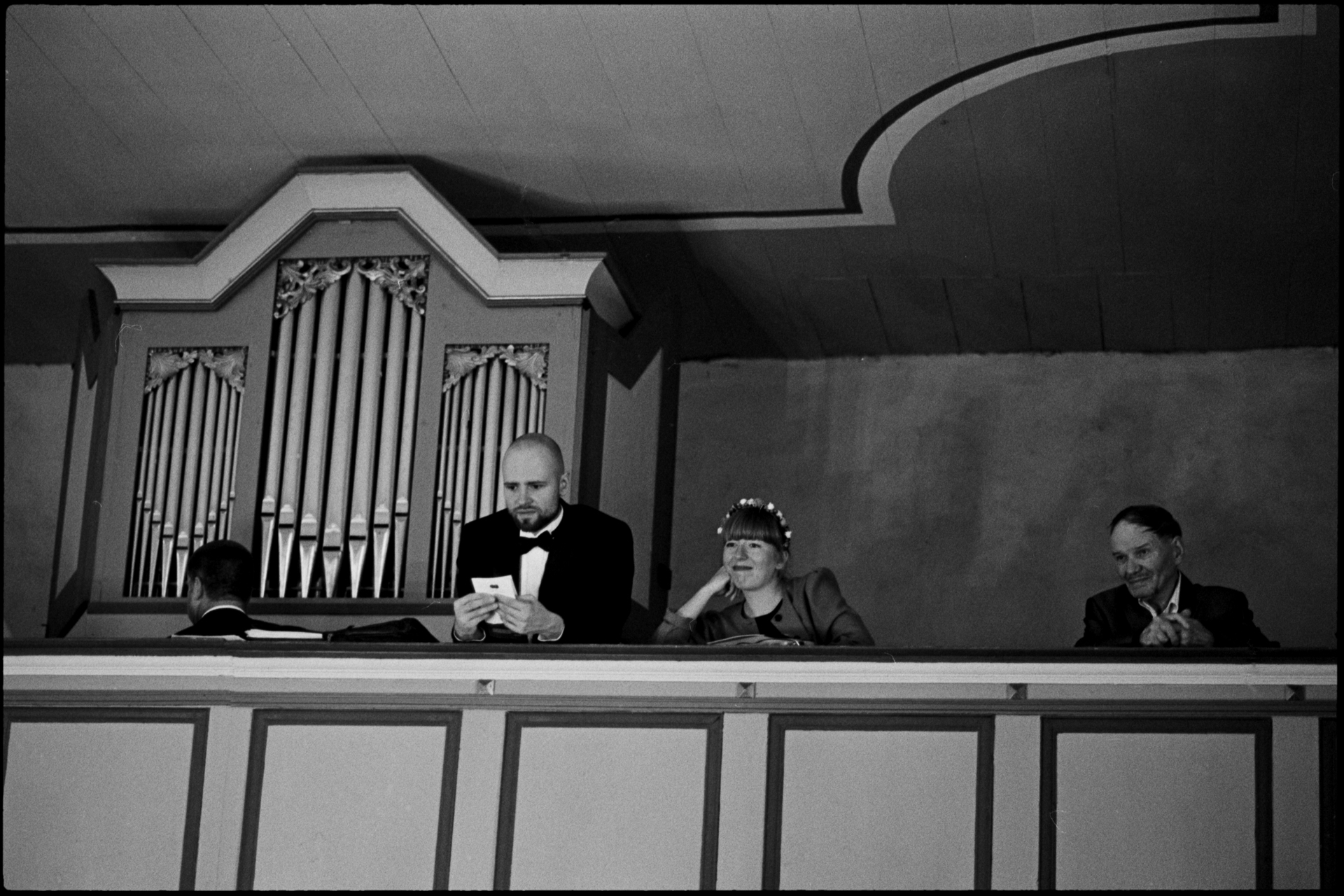 Organ and guests during the ceremony, in black and white, Maike & Daniel wedding in Brandenburg