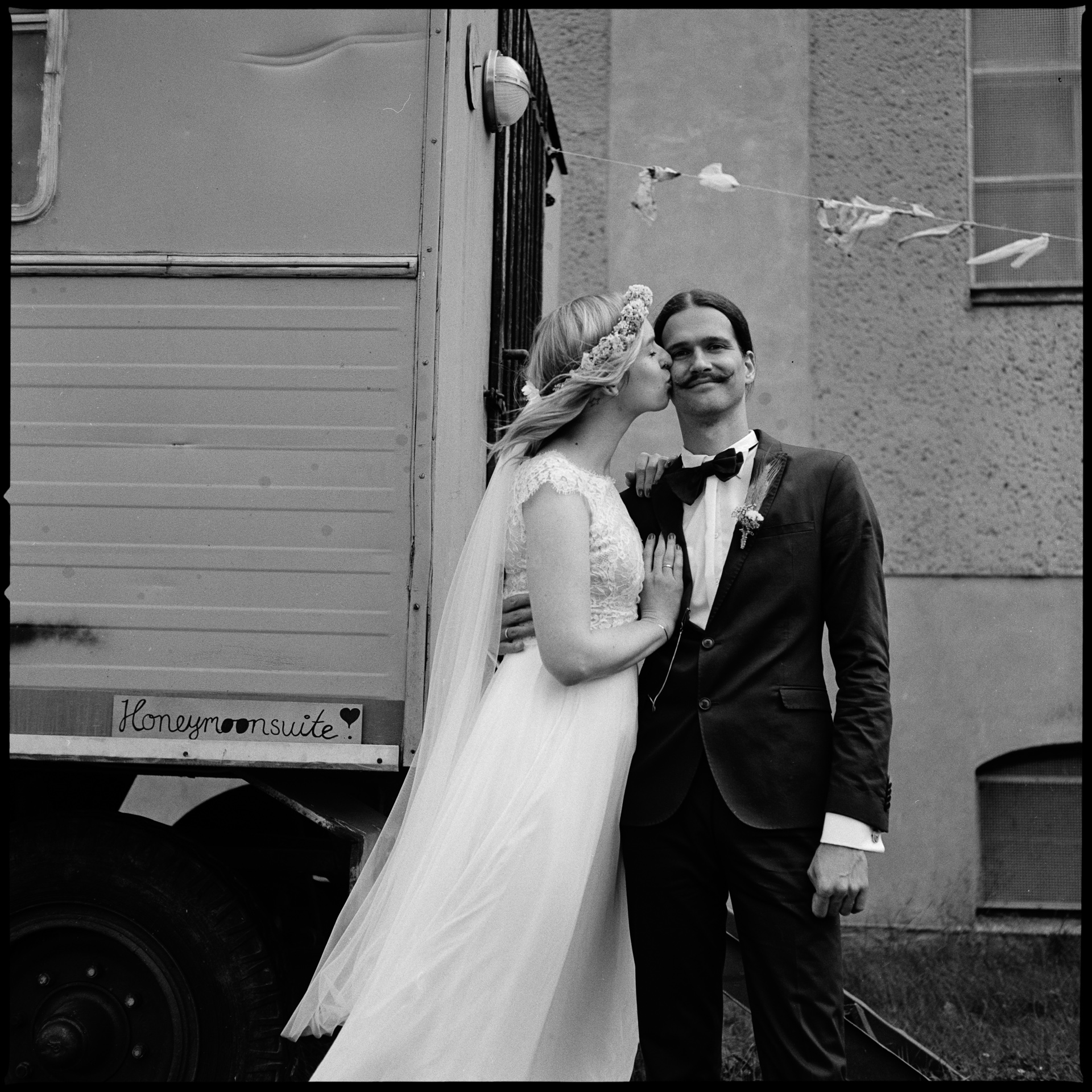 The couple by a vintage caravan, Maike & Daniel wedding in Brandenburg