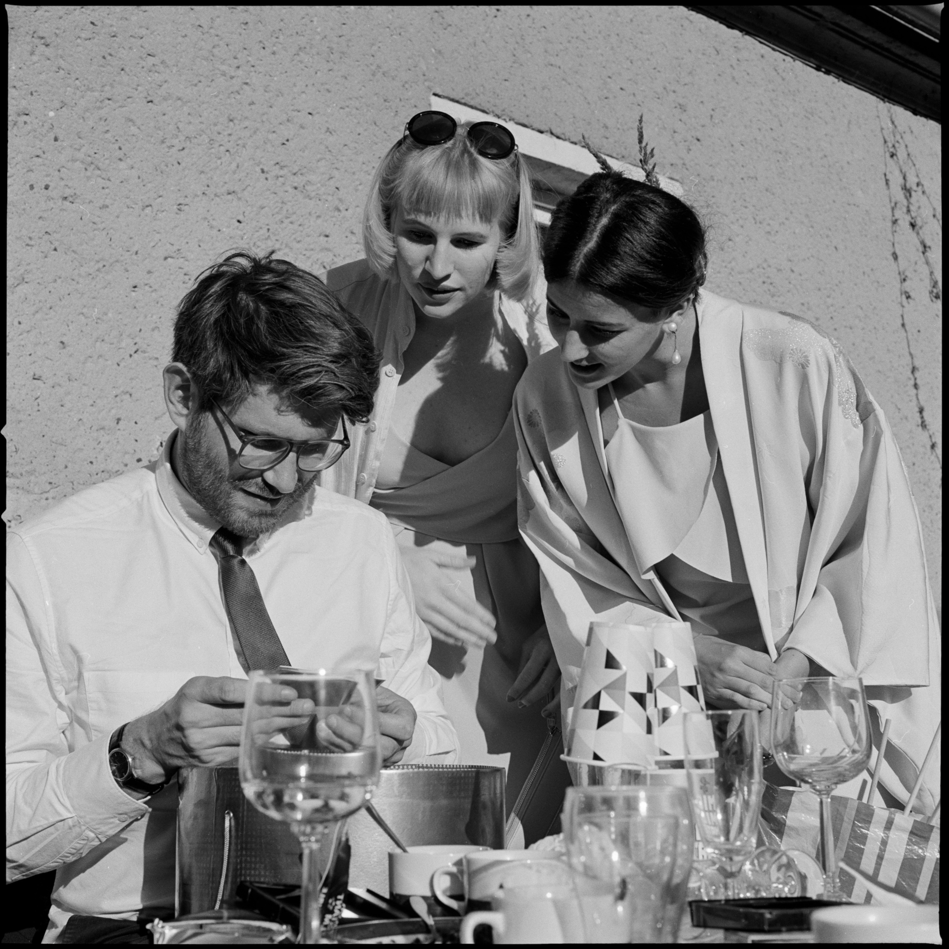 Guests gathered around the table, in black and white, Maike & Daniel wedding in Brandenburg