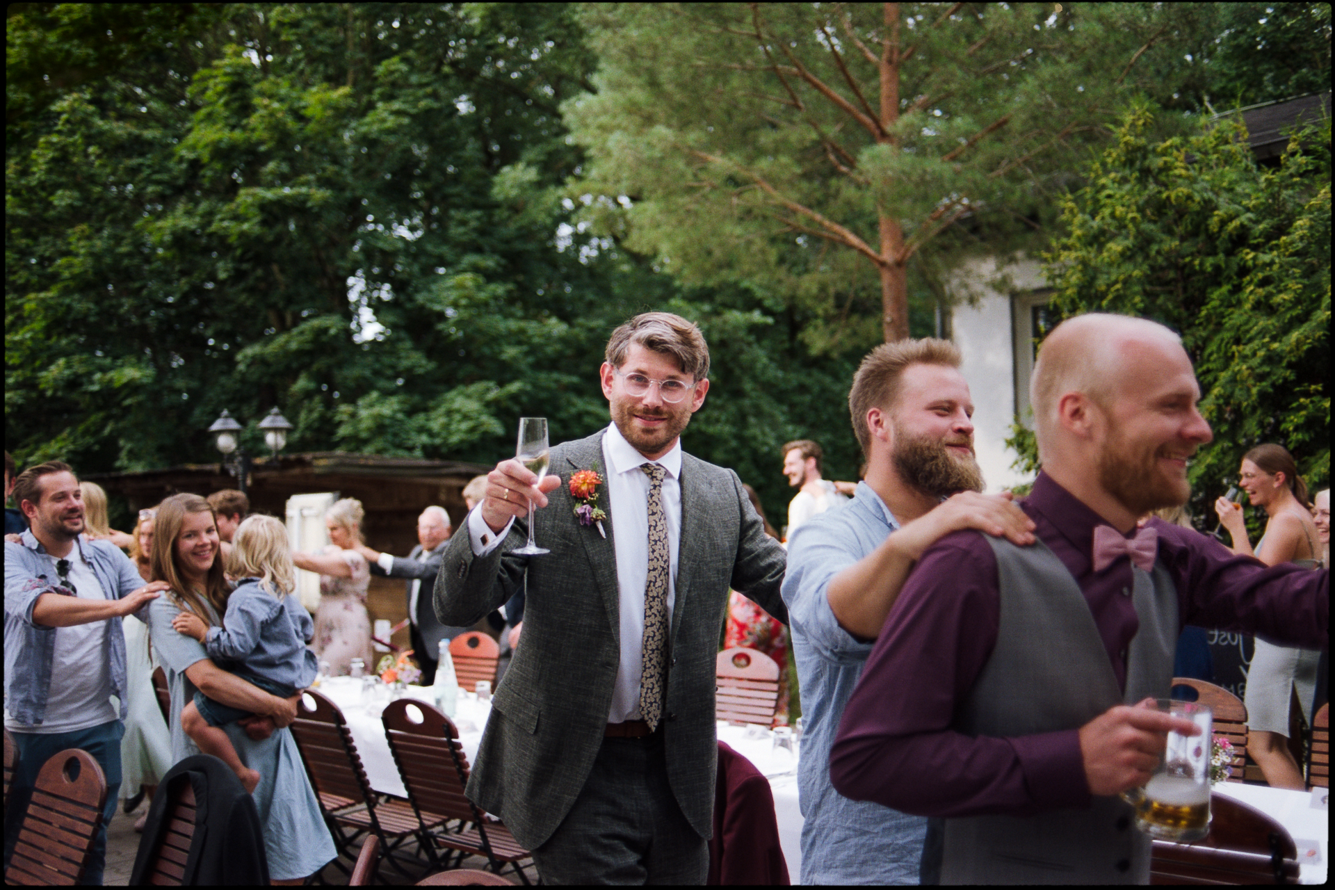 Guests with drinks at the garden reception, Suelyn & Pascal wedding in Groß Glienicke, Potsdam
