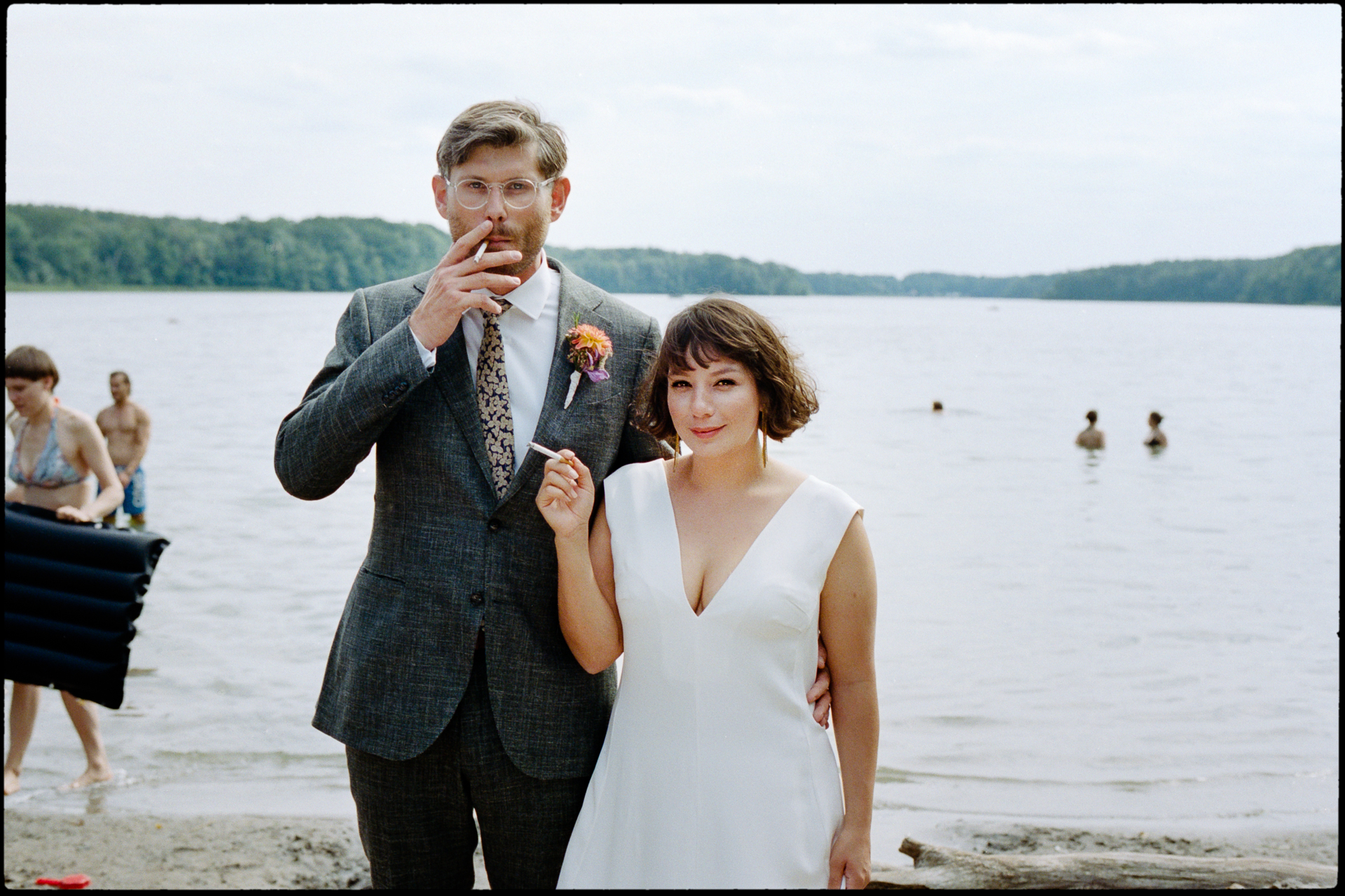The couple together by the lake, Suelyn & Pascal wedding in Groß Glienicke, Potsdam