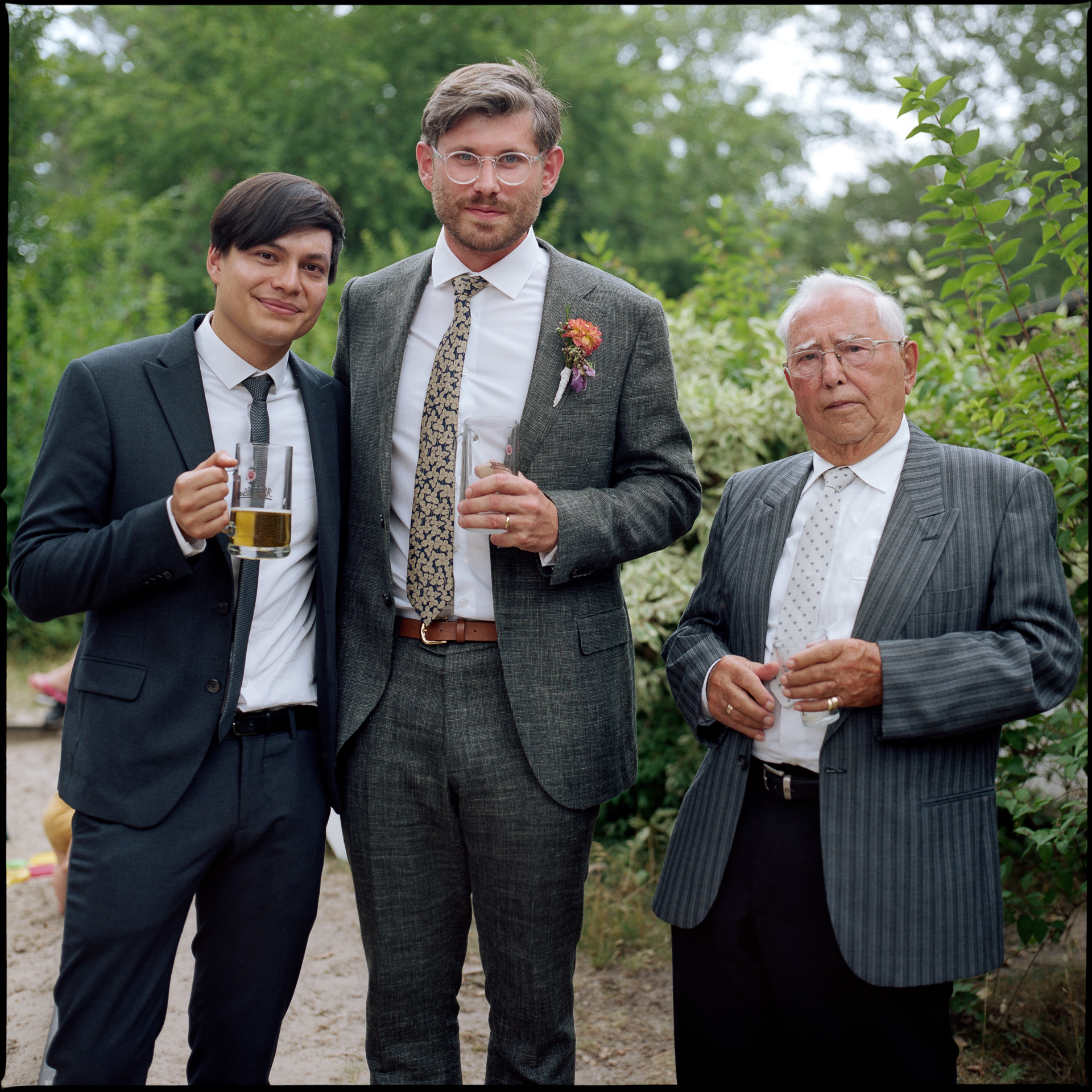 Guests posing together with drinks, Suelyn & Pascal wedding in Groß Glienicke, Potsdam