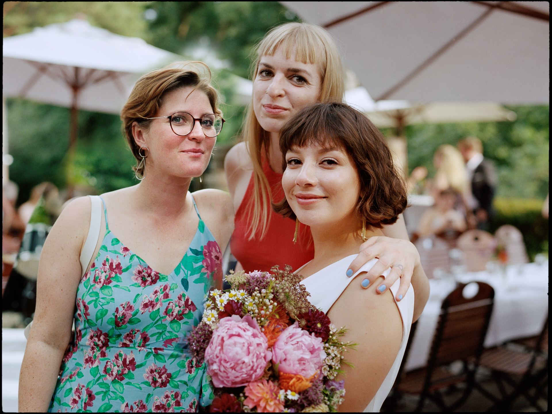 Guests posing together with a bouquet, Suelyn & Pascal wedding in Groß Glienicke, Potsdam