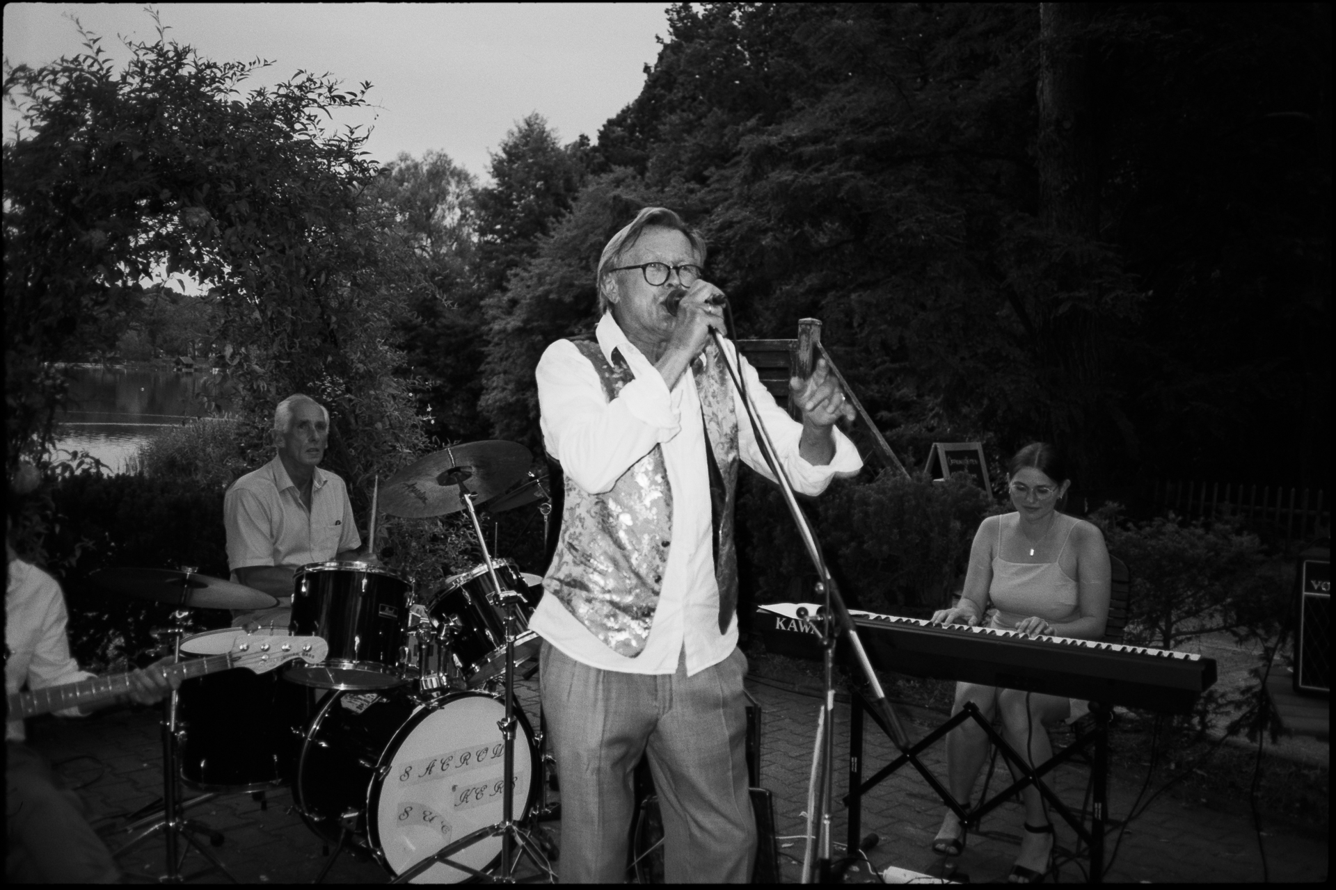 A live band performing, in black and white, Suelyn & Pascal wedding in Groß Glienicke, Potsdam