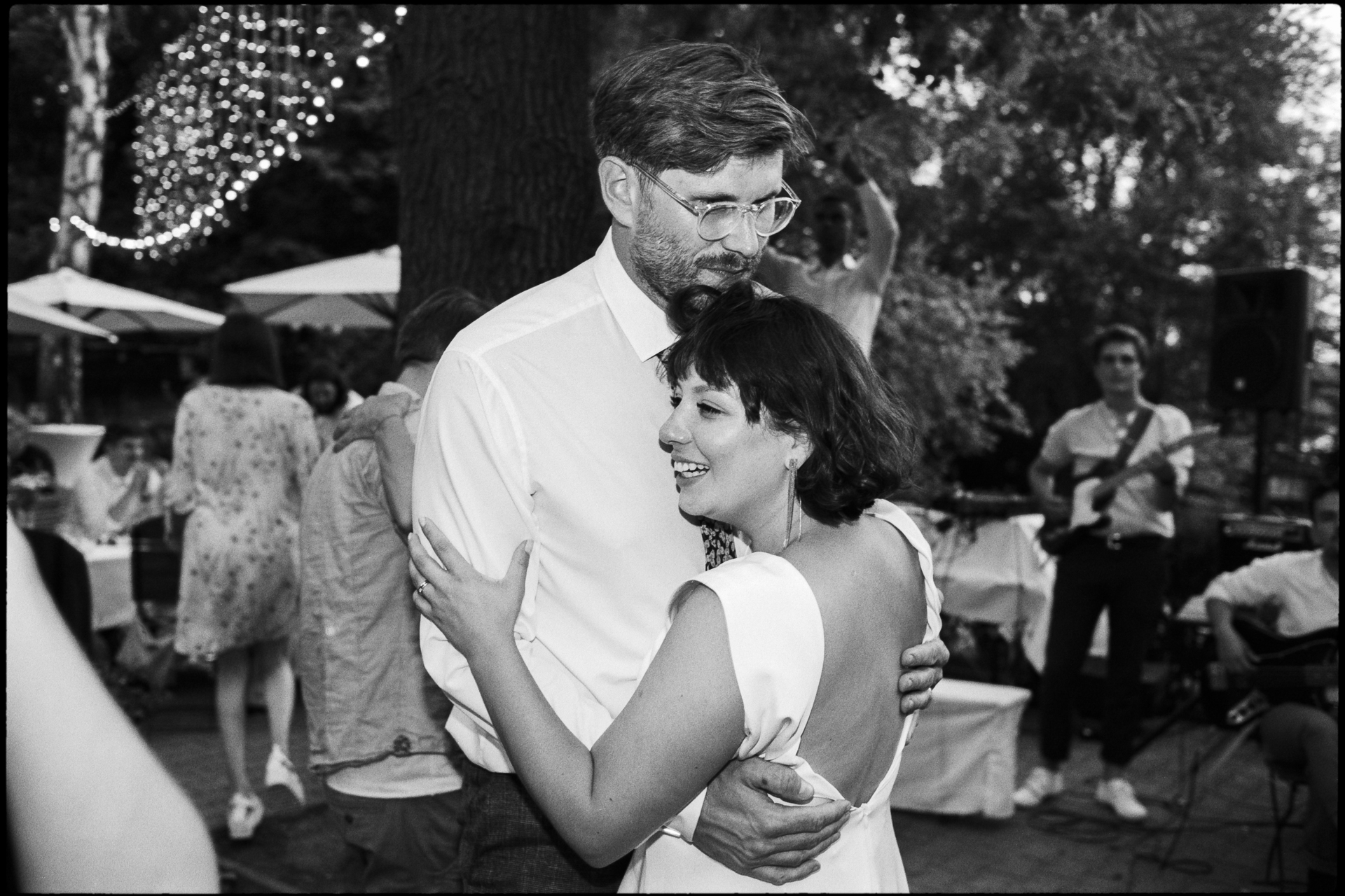 The couple dancing under string lights, Suelyn & Pascal wedding in Groß Glienicke, Potsdam