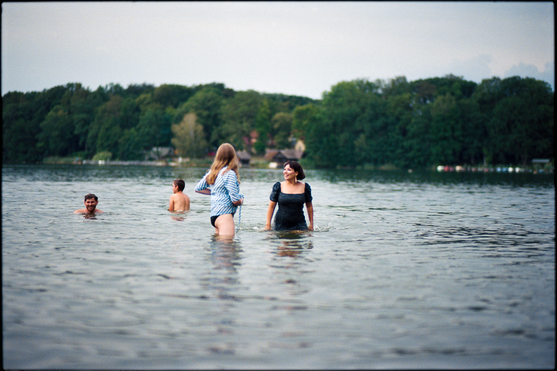 Guests bathing in the lake, Suelyn & Pascal wedding in Groß Glienicke, Potsdam
