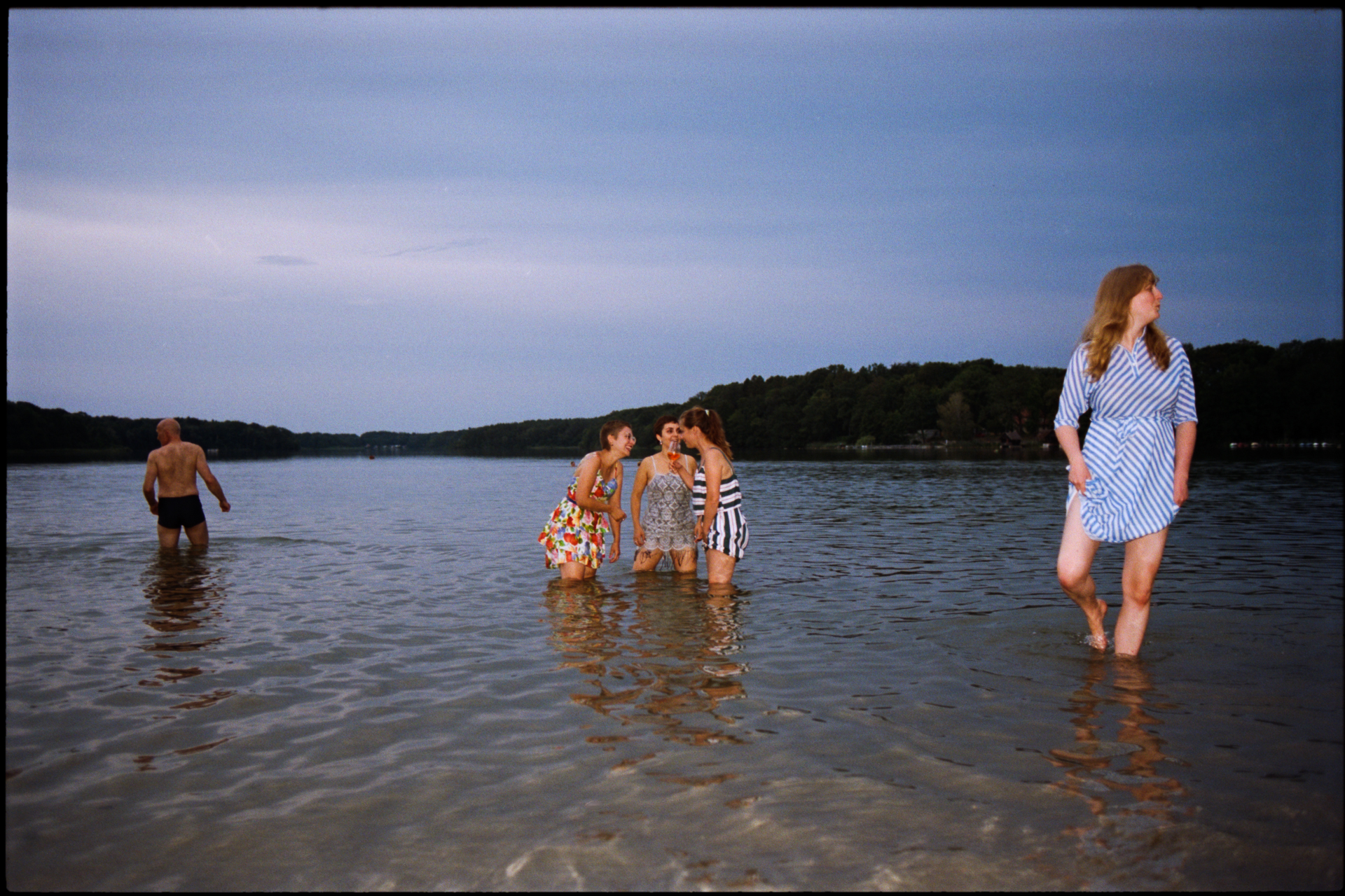 Guests in the lake at dusk, Suelyn & Pascal wedding in Groß Glienicke, Potsdam