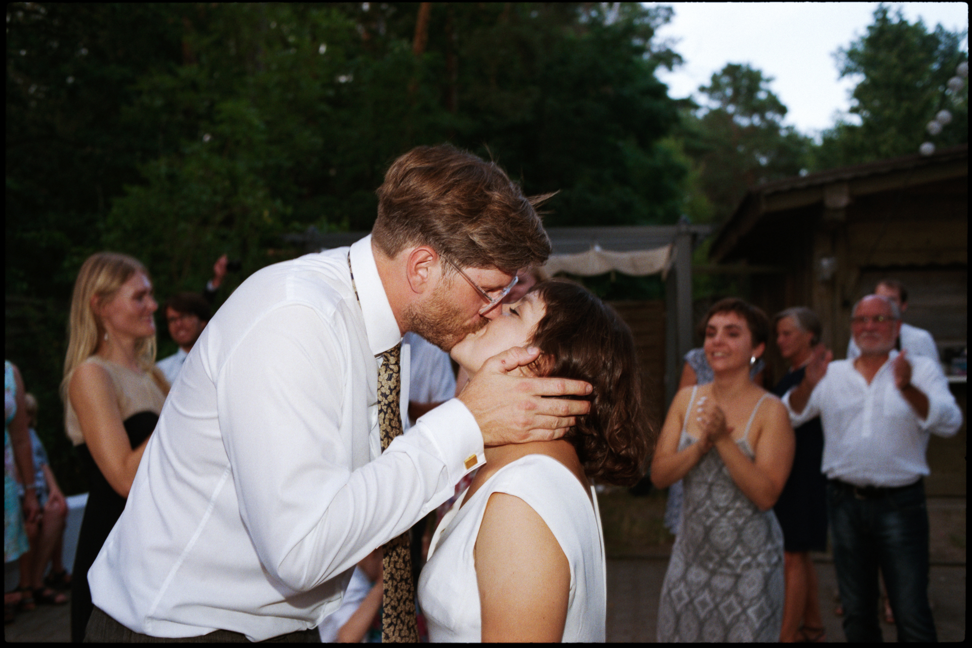 The couple kissing as guests applaud, Suelyn & Pascal wedding in Groß Glienicke, Potsdam