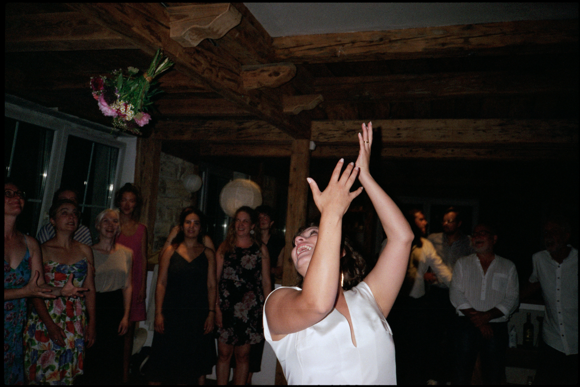 The bouquet toss during the party, Suelyn & Pascal wedding in Groß Glienicke, Potsdam