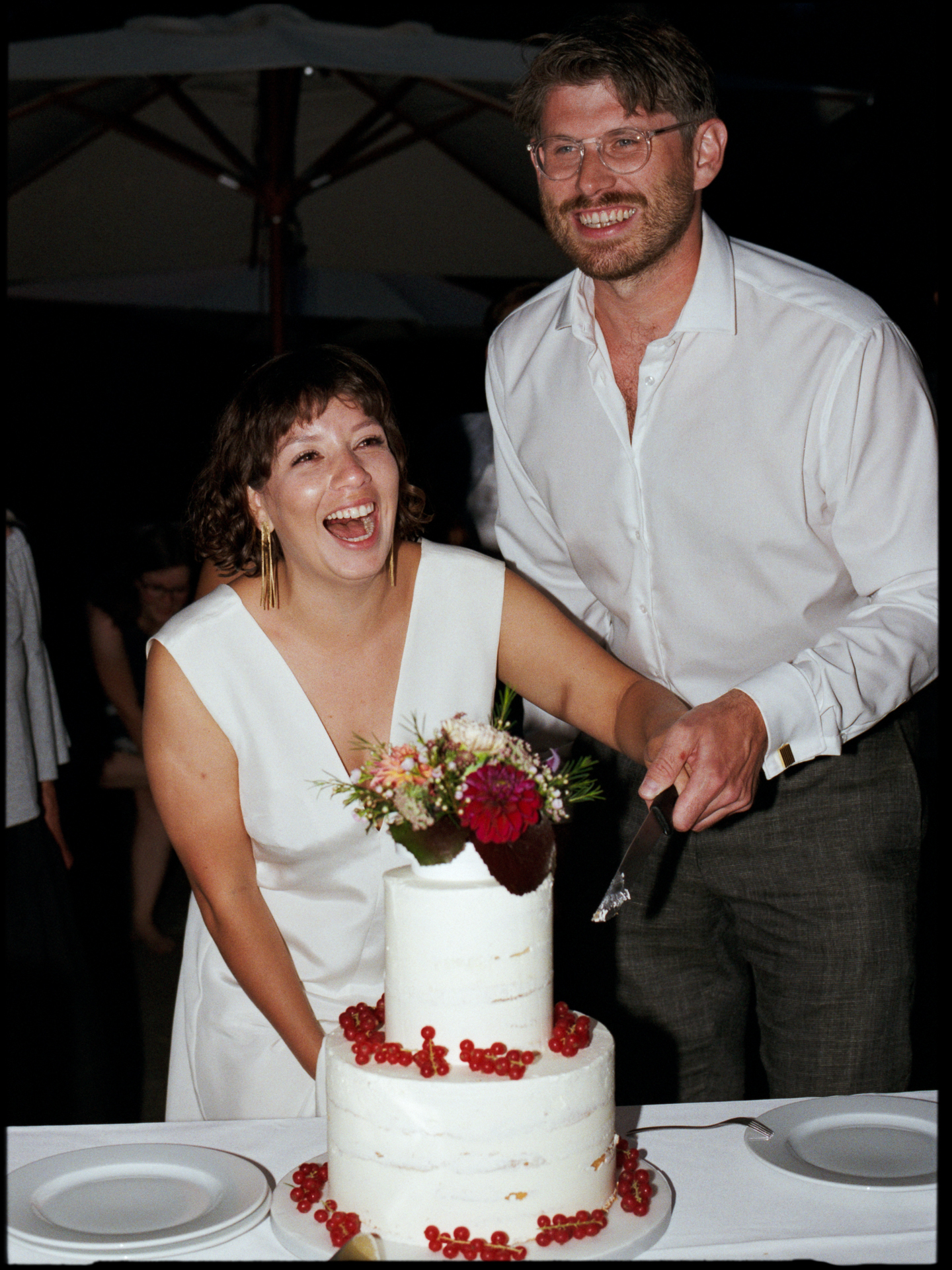 The couple cutting their wedding cake, Suelyn & Pascal wedding in Groß Glienicke, Potsdam