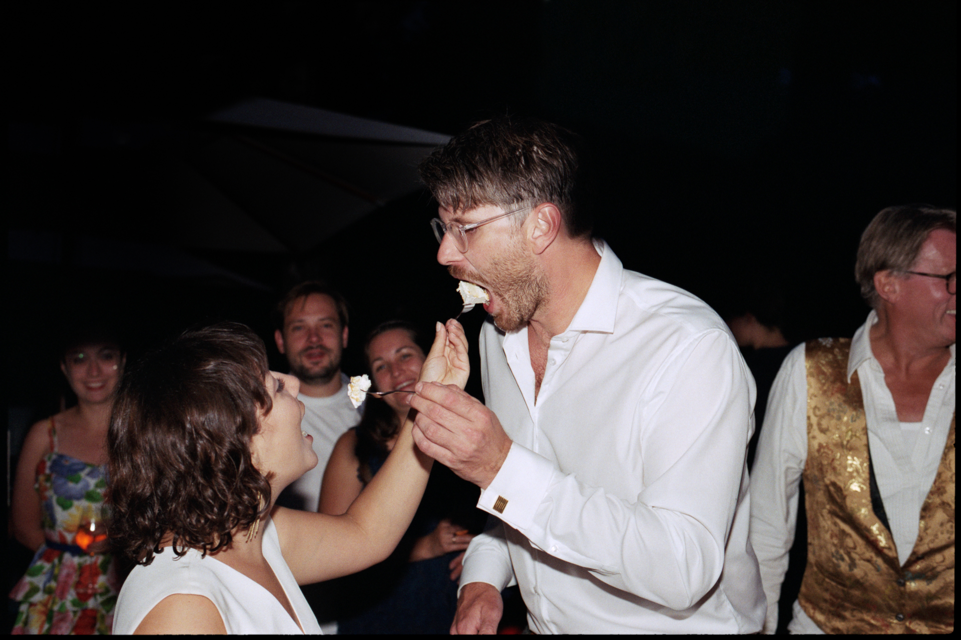 The couple sharing cake among their guests, Suelyn & Pascal wedding in Groß Glienicke, Potsdam