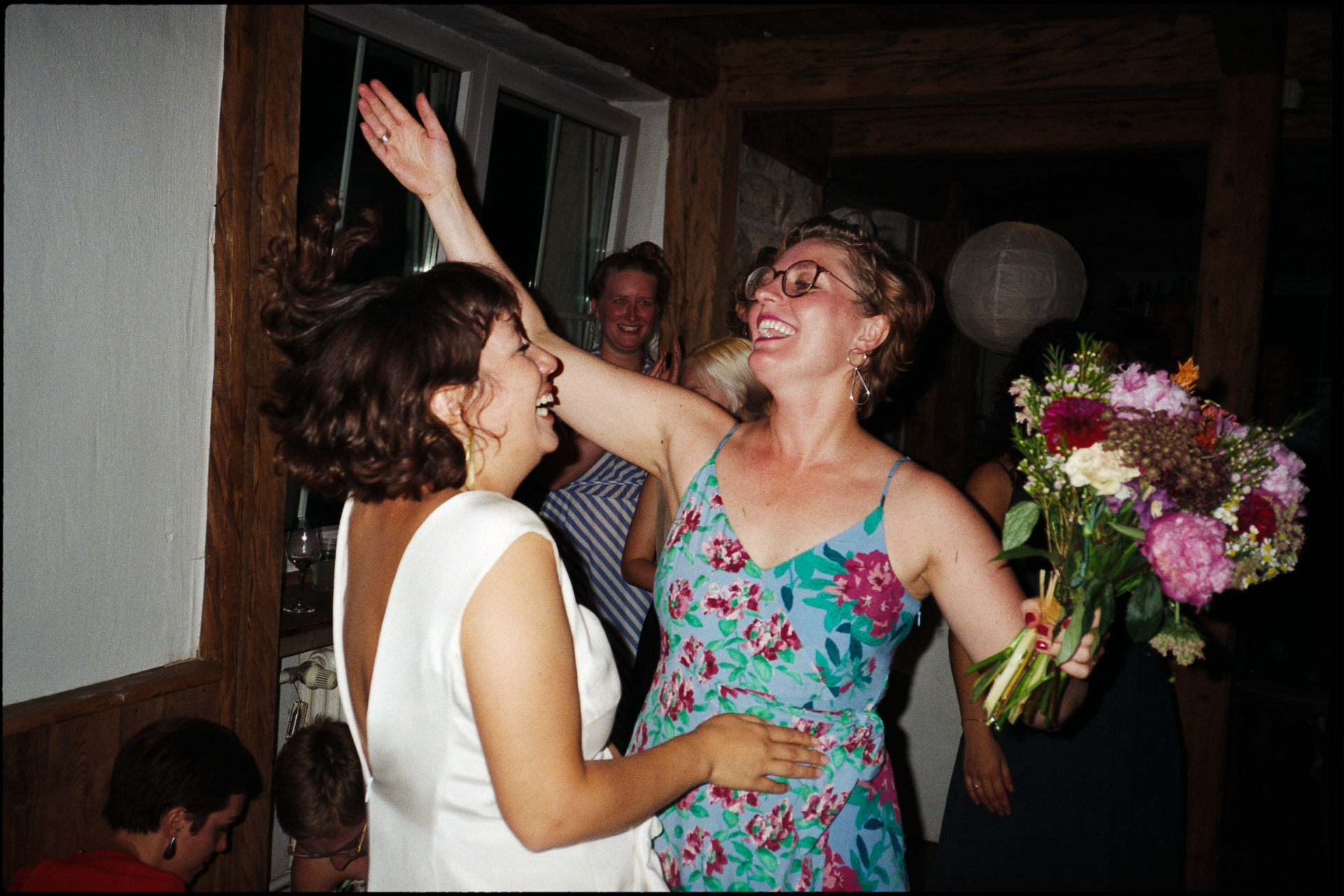 The bride with the guest who caught the bouquet, Suelyn & Pascal wedding in Groß Glienicke, Potsdam