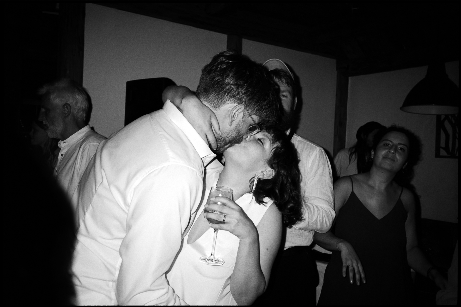 The couple kissing on the dance floor, in black and white, Suelyn & Pascal wedding in Groß Glienicke, Potsdam