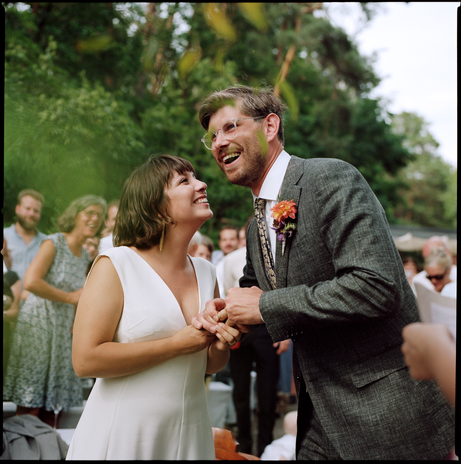 The couple laughing together among their guests, Suelyn & Pascal wedding in Groß Glienicke, Potsdam