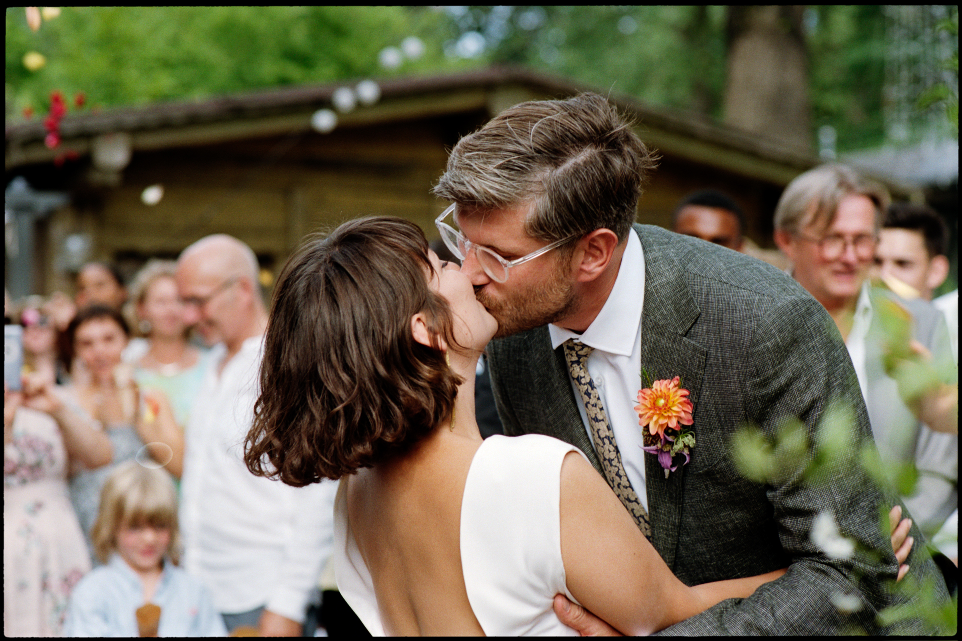The couple kissing as guests look on, Suelyn & Pascal wedding in Groß Glienicke, Potsdam