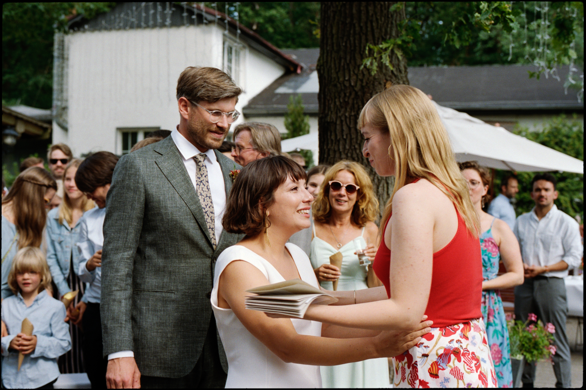 The couple greeting guests after the ceremony, Suelyn & Pascal wedding in Groß Glienicke, Potsdam